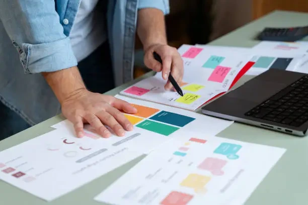 freelance digital marketer in dubai checking notes